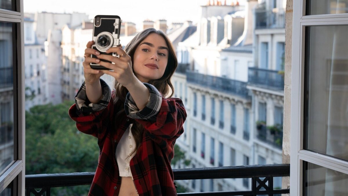 Lily Collins protagonista del live-action ispirato alle bambole Polly Pocket