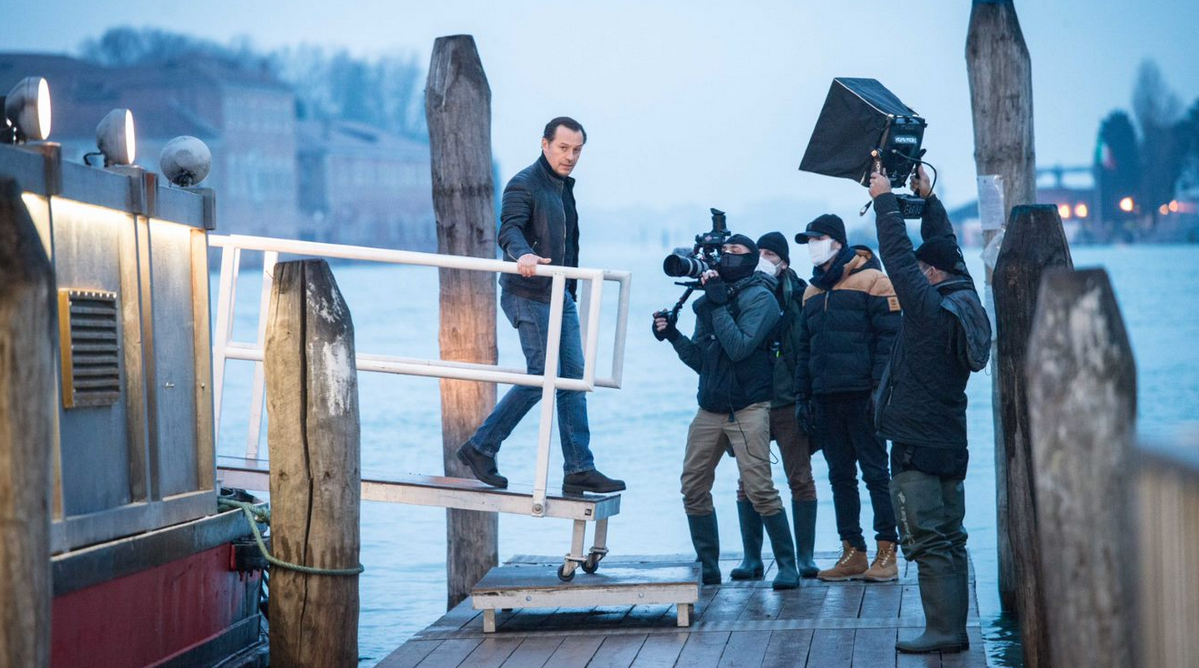Stefano Accorsi: “Fuggo a Celebrity Hunted, ma anche nella vita reale…”