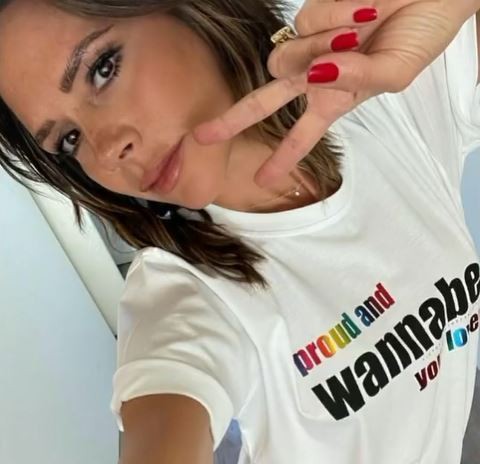 Victoria Beckham e la t-shirt ispirata alle Spice Girls per il Pride Month e l’orgoglio LGBTQI+