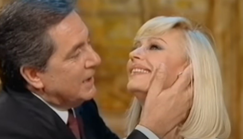 Lacrime, abbracci e risate ad ogni incontro. Raffaella e Corrado, storia di colleghi amici per davvero