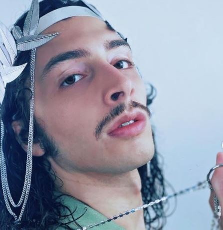 Andrea Di Giovanni: “In Italia essere queer è visto come un atto politico, in realtà è solo un atto umano. Oggi io ho la libertà” (intervista video)
