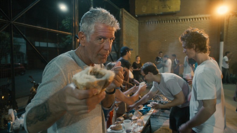 Anthony Bourdain, la sua voce ricostruita in digitale per Roadrunner: si apre il dibattito sui documentari nell’era digitale