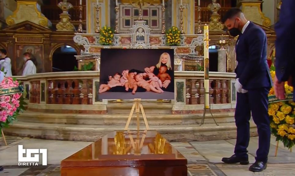 Raffaella Carrà, i funerali e l’ultimo saluto in diretta su Rai 1: “Goditi il meritato riposo nella FIESTA del cielo”