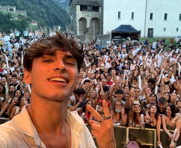 Deddy, il messaggio ai fan dopo il primo live. E “Il cielo contromano” è singolo di platino