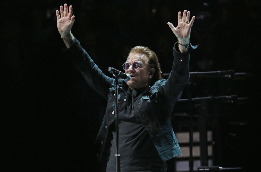 Il bassista degli U2: “Se Bono volesse fare un disco da solista, lo incoraggeremmo”