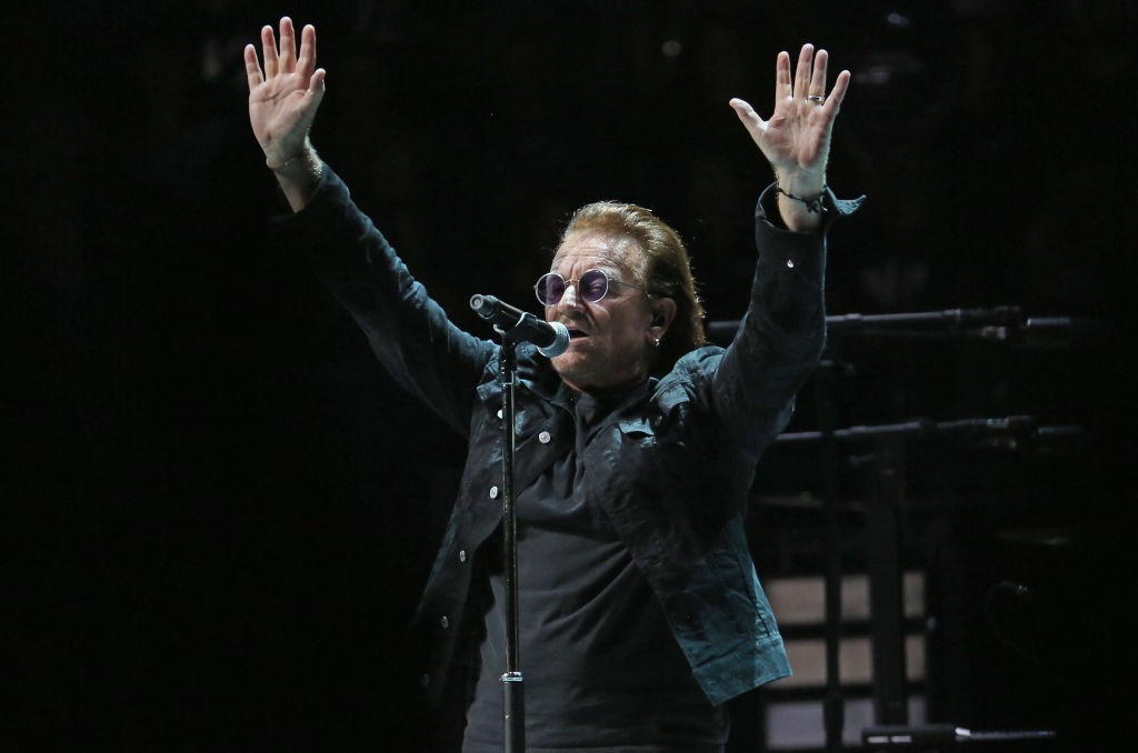 Il bassista degli U2: “Se Bono volesse fare un disco da solista, lo incoraggeremmo”