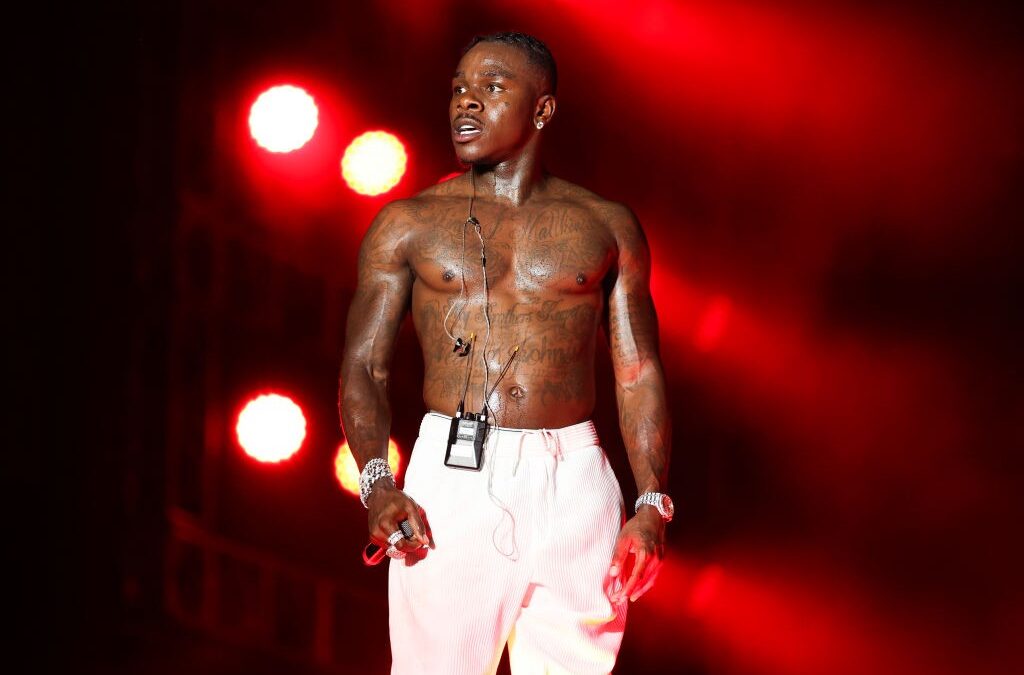 DaBaby travolto dalle polemiche per frasi omofobe e offensive: Dua Lipa inorridita, il rapper TI lo difende