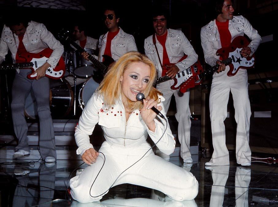 Raffaella Carrà, il musical sulla sua vita sarà in scena nel 2022
