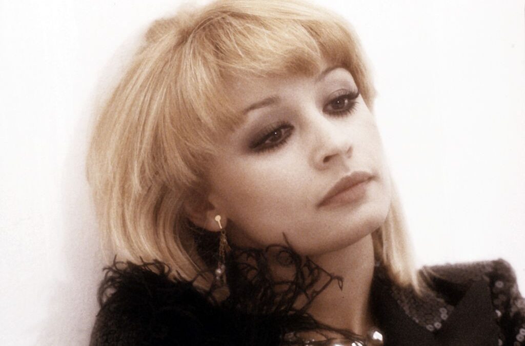 Raffaella Carrà, da “Rumore” a “Tuca Tuca”, le canzoni più famose (con quel gioiello di “E salutala per me”)