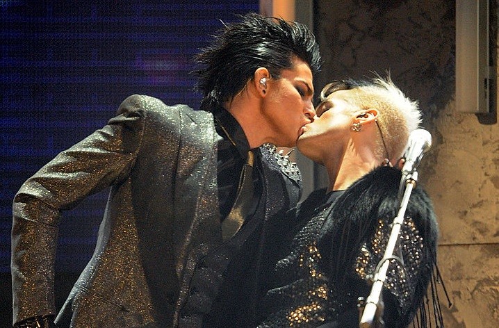 Quando il bacio gay di Adam Lambert agli American Music Awards 2009 fece scalpore e creò problemi al cantante…