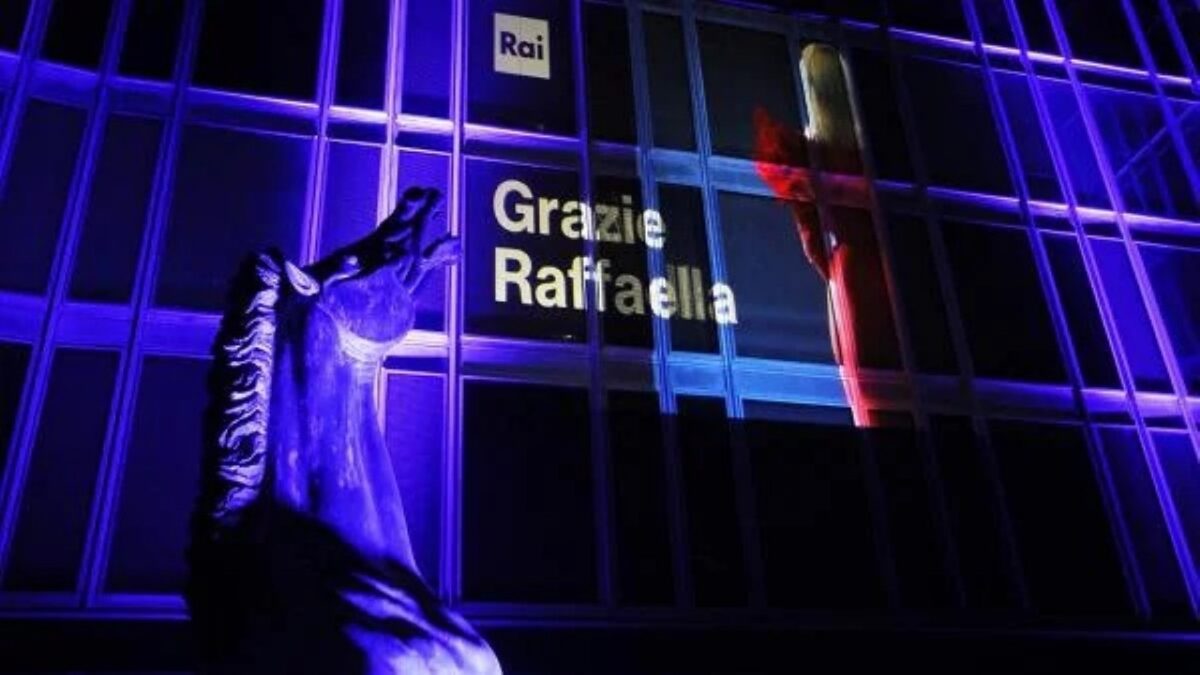 Il palazzo di viale Mazzini illuminato con le immagini di Raffaella Carrà. Continua in tv la programmazione a lei dedicata