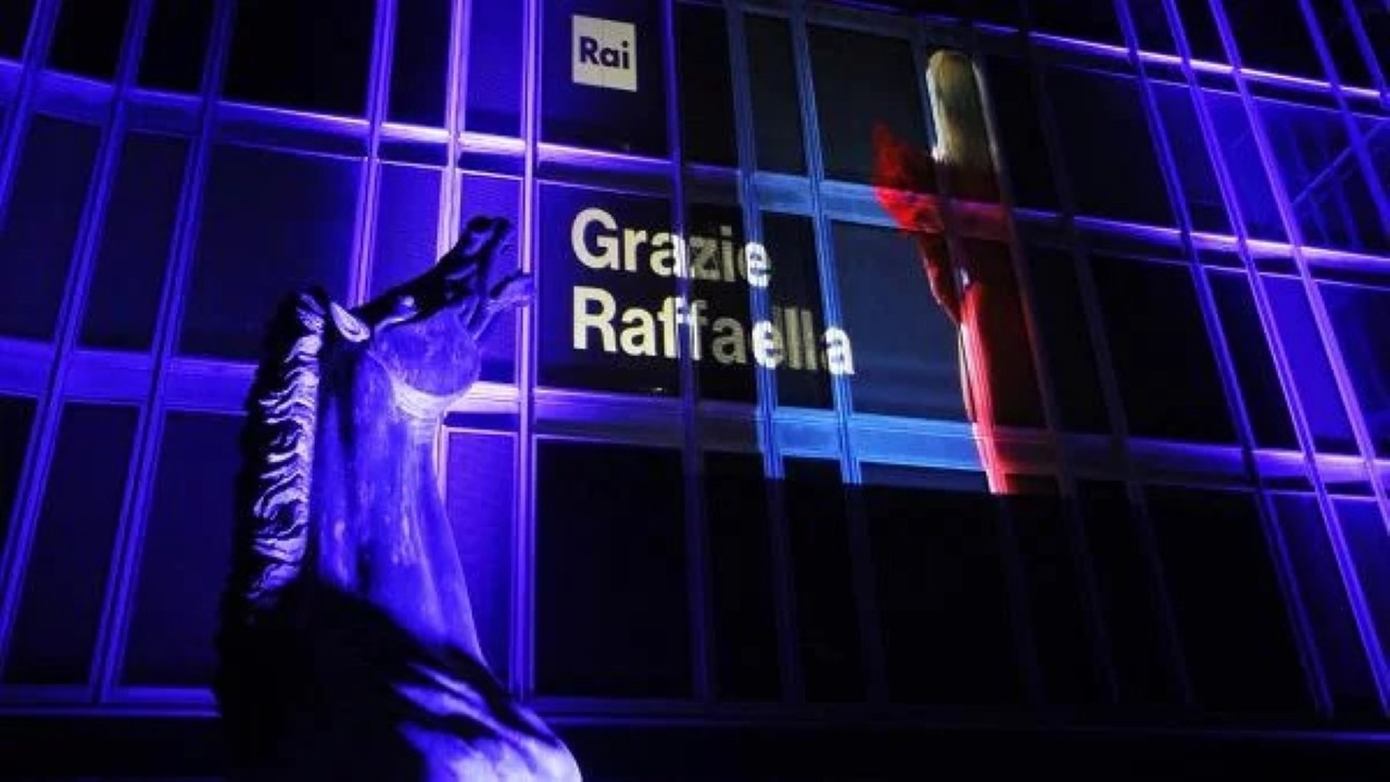 Il palazzo di viale Mazzini illuminato con le immagini di Raffaella Carrà. Continua in tv la programmazione a lei dedicata