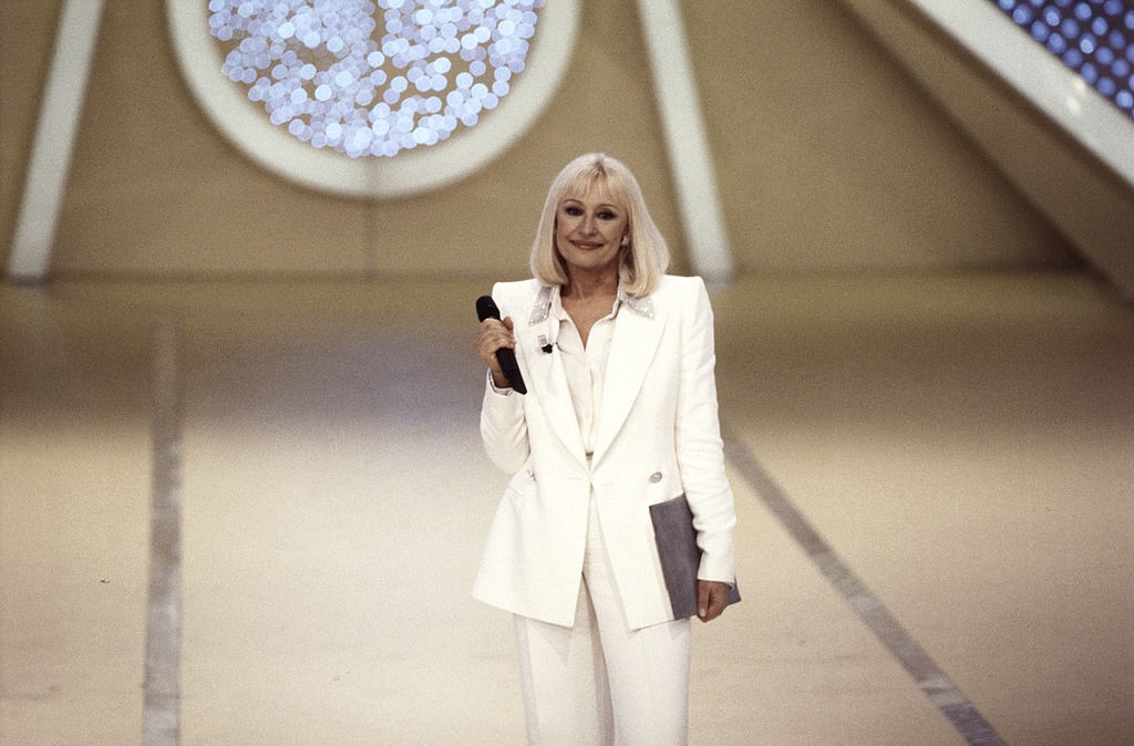 Raffaella Carrà, l’omaggio difficile di Rai 1: Carràmba parte in ritardo (e male)