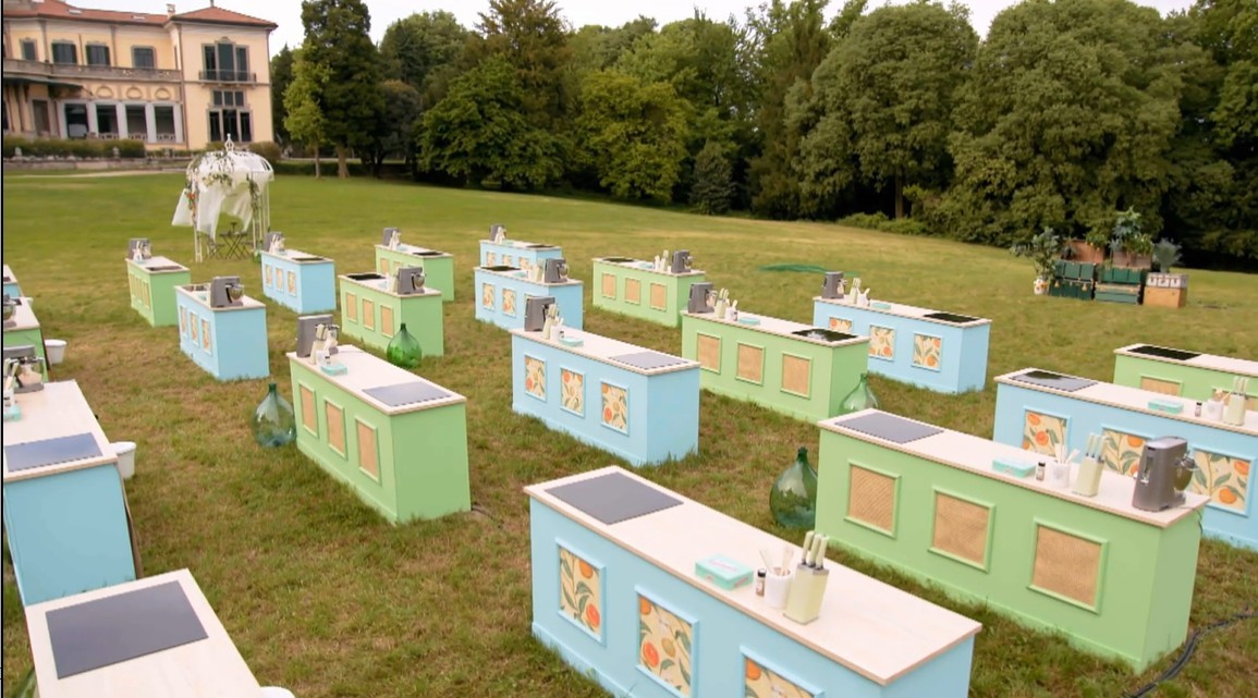 Bake Off Italia 2021 va a scuola da MasterChef