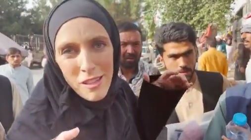 Afghanistan, giornalista CNN aggredita da un gruppo di talebani (VIDEO)