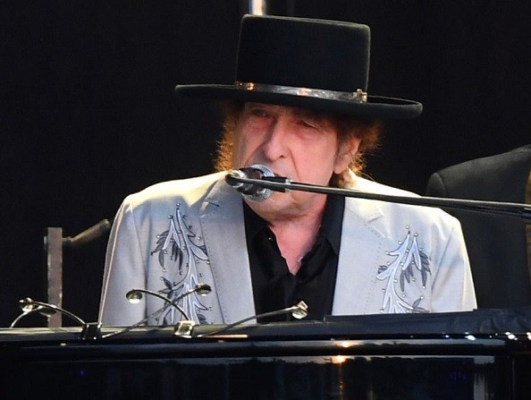 Bob Dylan accusato di aver abusato di una 12enne nel 1965: il cantante nega e respinge il tutto