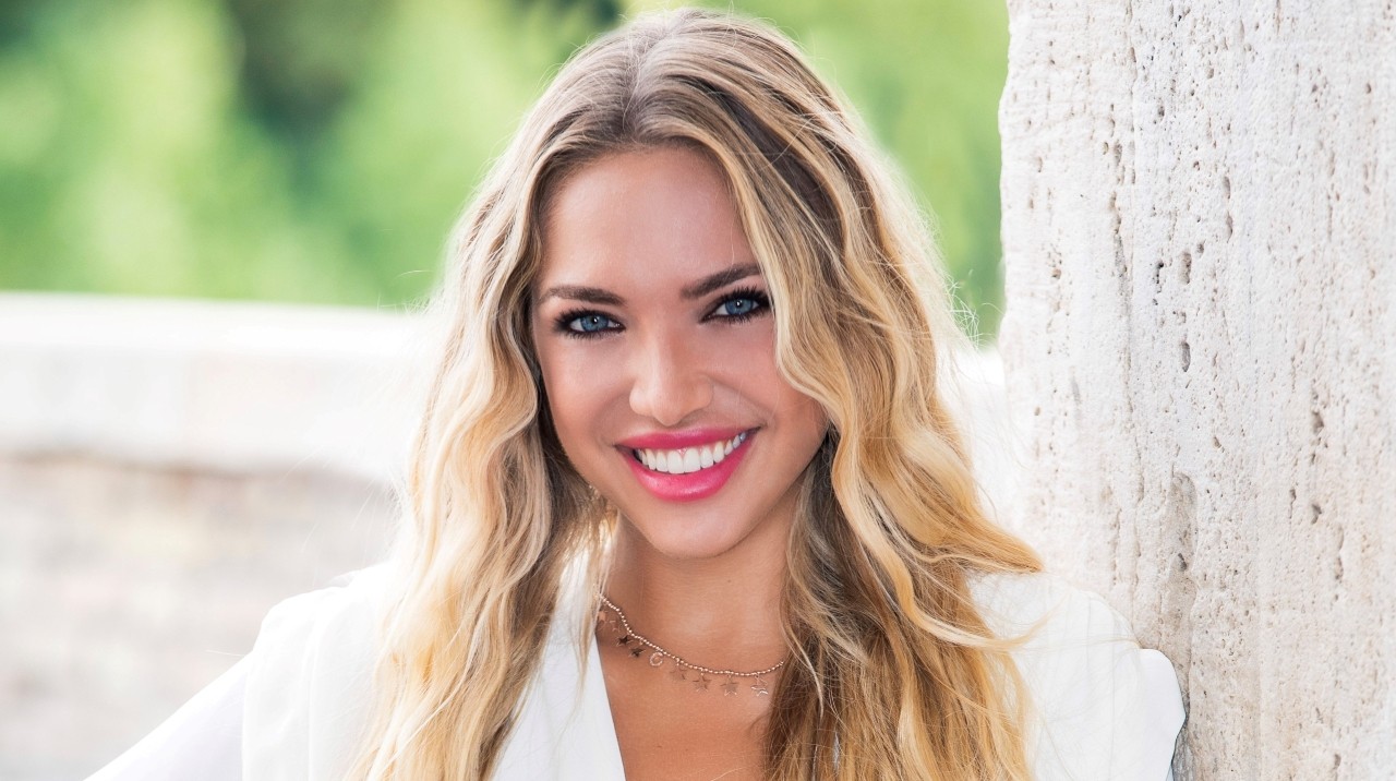 Carolina Rey: “La tv per me è arrivata in maniera inaspettata. Love game è in stand by per il Covid, ma intanto sogno Sanremo”