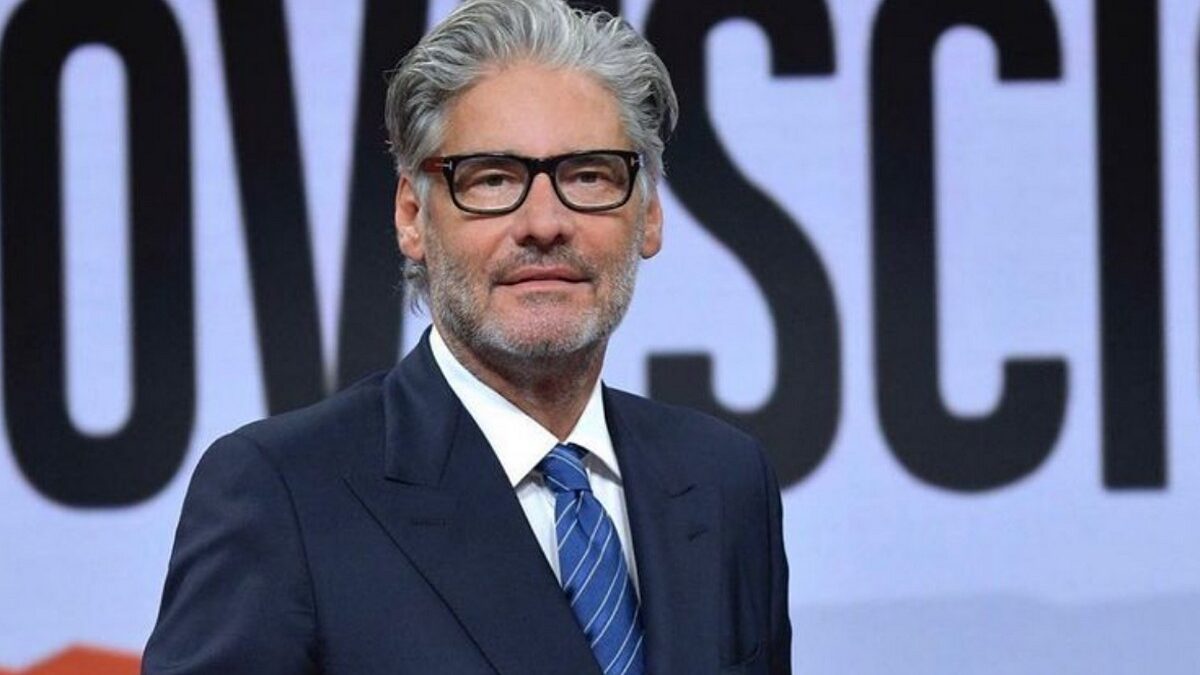 Dritto e Rovescio, Paolo Del Debbio cerca di limitare gli scontri. Si ripete lo schema destra vs destra