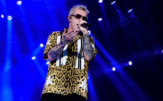 Salmo, concerto improvvisato ad Olbia con centinaia di persone: piovono polemiche e critiche (anche da Fedez e Alessandra Amoroso)