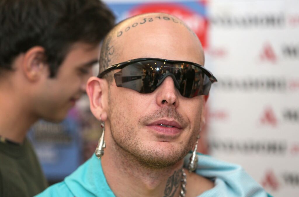 Il rapper Gemitaiz tra le polemiche per il commento sulla morte di Silvio Berlusconi