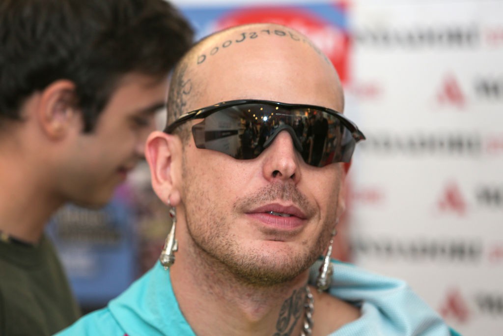 Il rapper Gemitaiz tra le polemiche per il commento sulla morte di Silvio Berlusconi