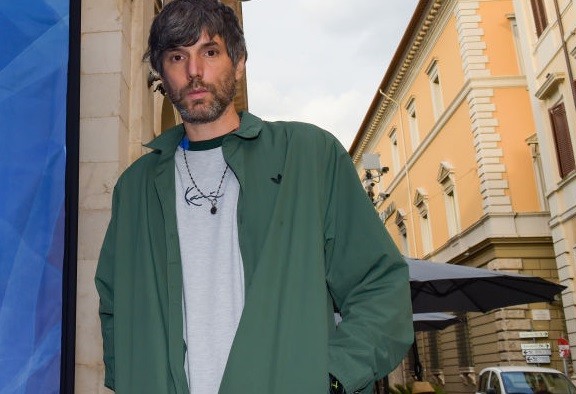 Bugo in concerto interrompe l’esibizione e si avvicina al pubblico: “Non ce la faccio proprio…” (video)