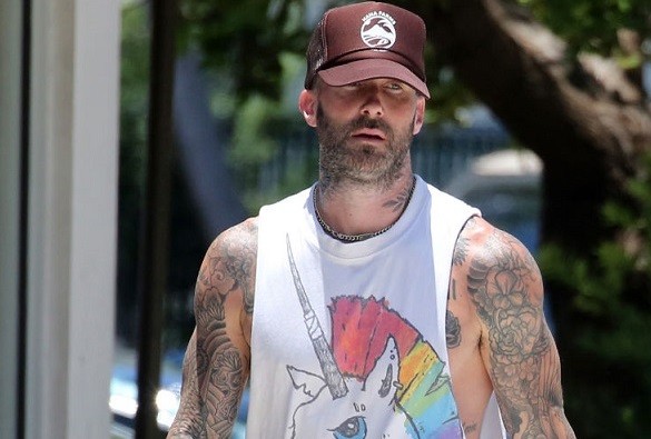 Adam Levine, 13 ore per un tatuaggio sull’intera gamba destra (video)