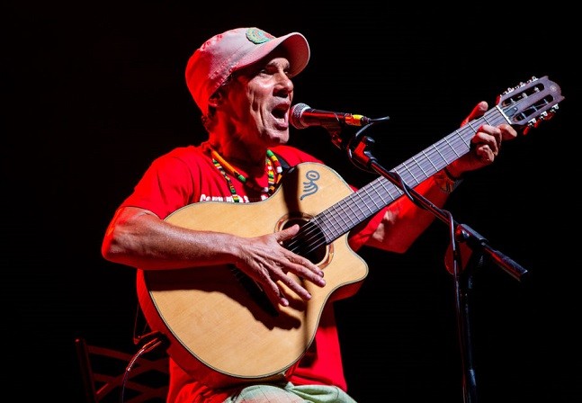 Manu Chao live, il sindaco di Cerveteri sale sul palco: “Ognuno seduto al proprio posto o il concerto finisce”