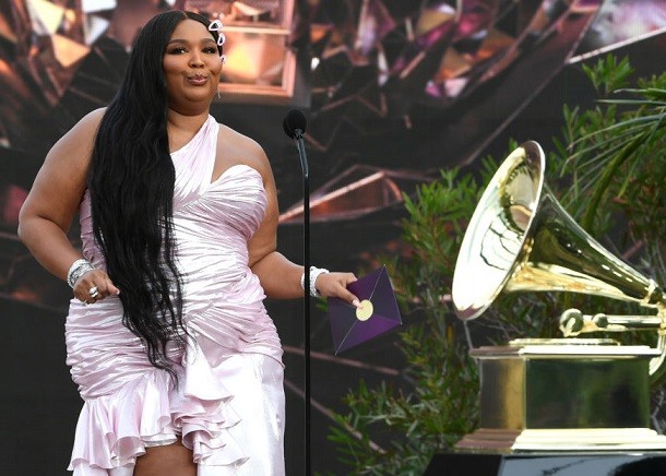 Facebook interviene contro i commenti d’odio verso Lizzo: insulti eliminati e account rimossi