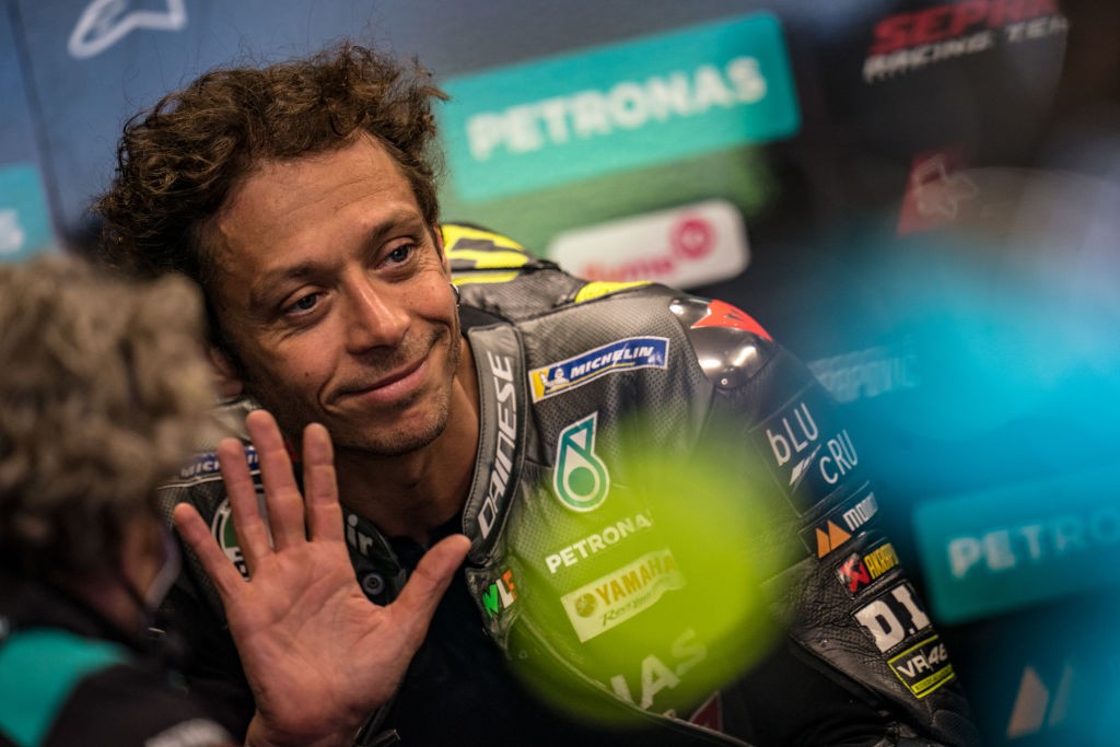Valentino Rossi si ritira: l’amico Cesare Cremonini nel 2015 ‘gli dedicò’ la canzone “46”
