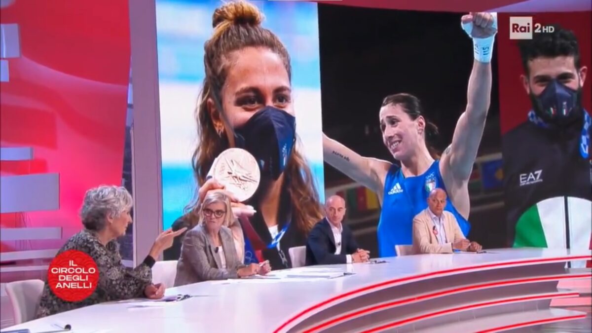 Il circolo degli anelli: Alessandra De Stefano guida un’allegra brigata, divertita e divertente