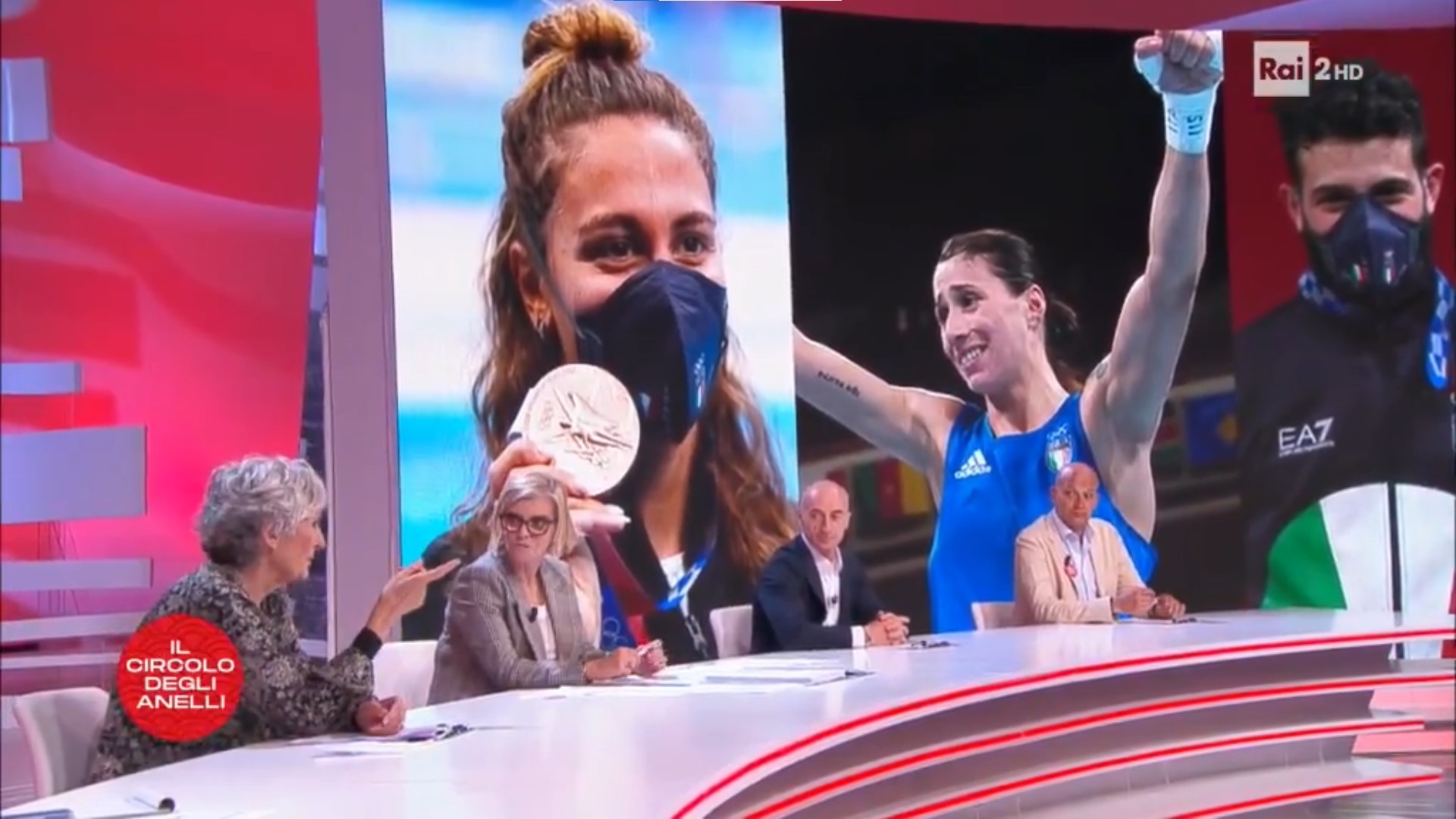 Il circolo degli anelli: Alessandra De Stefano guida un’allegra brigata, divertita e divertente