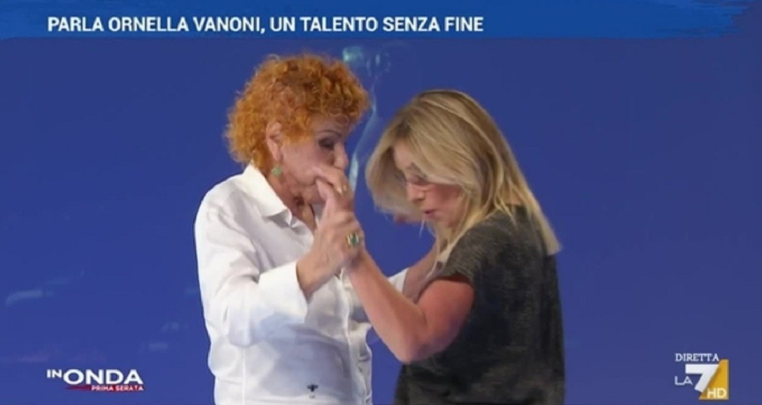 Ornella Vanoni, show a In Onda. E imita Angela dei Ricchi e Poveri