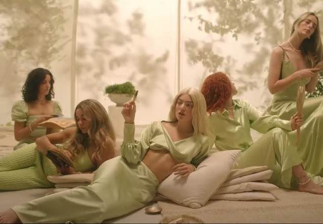 Mood Ring, Lorde: la canzone sul tentativo di sentirsi spiritualmente connessi nel mondo moderno (video)