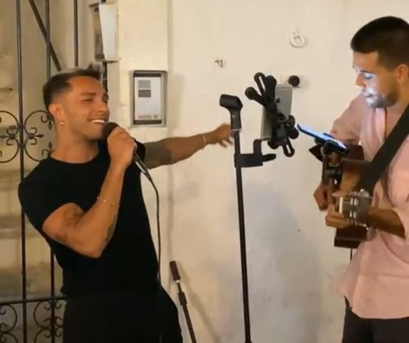 Marco Carta canta “La canzone del sole”: esibizione a sorpresa ad Ostuni (video)