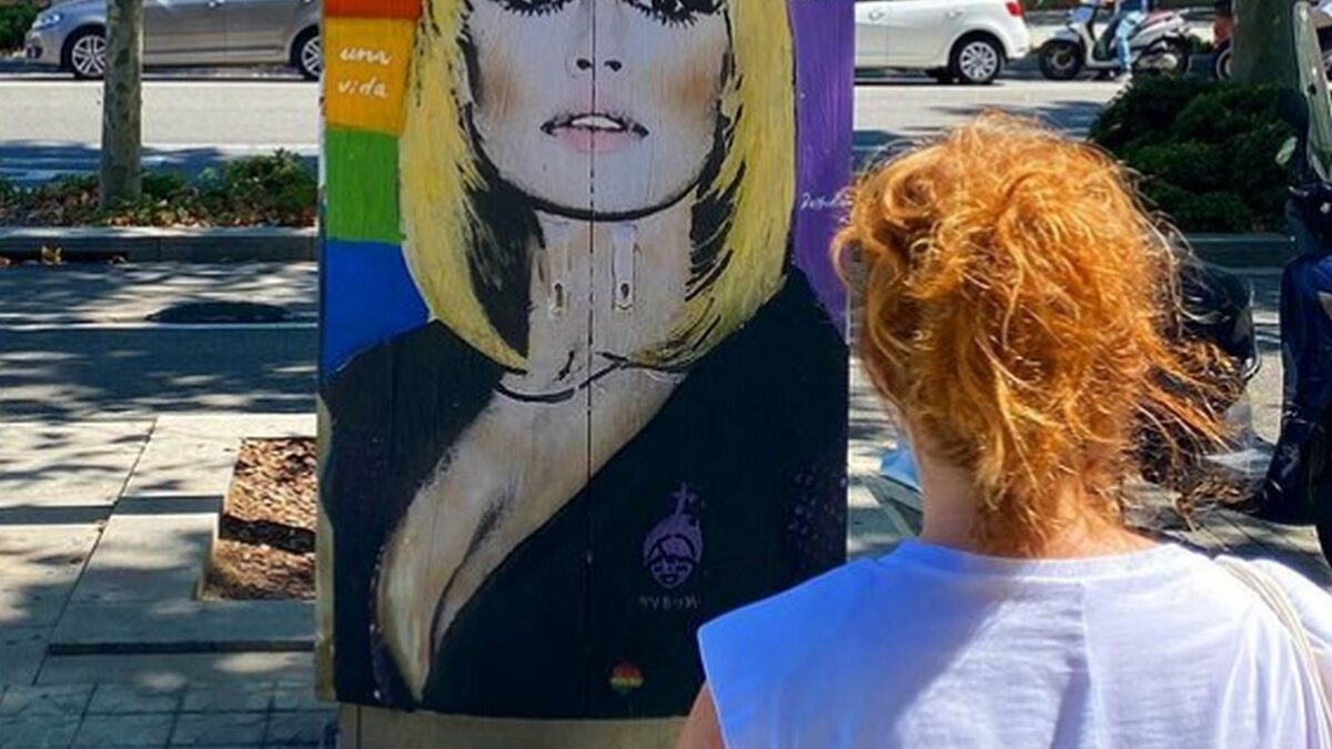 Raffaella Carrà, murale a Barcellona imbrattato con scritte omofobe (VIDEO)