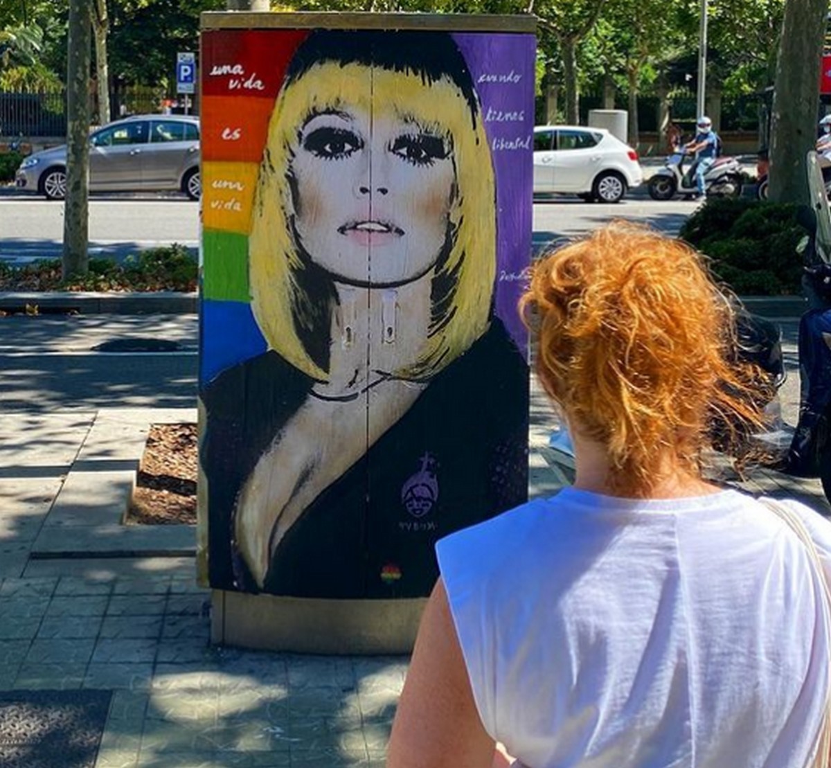 Raffaella Carrà, murale a Barcellona imbrattato con scritte omofobe (VIDEO)