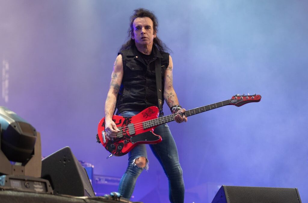 Simon Gallup lascia i Cure: il bassista dice addio alla band con un duro messaggio