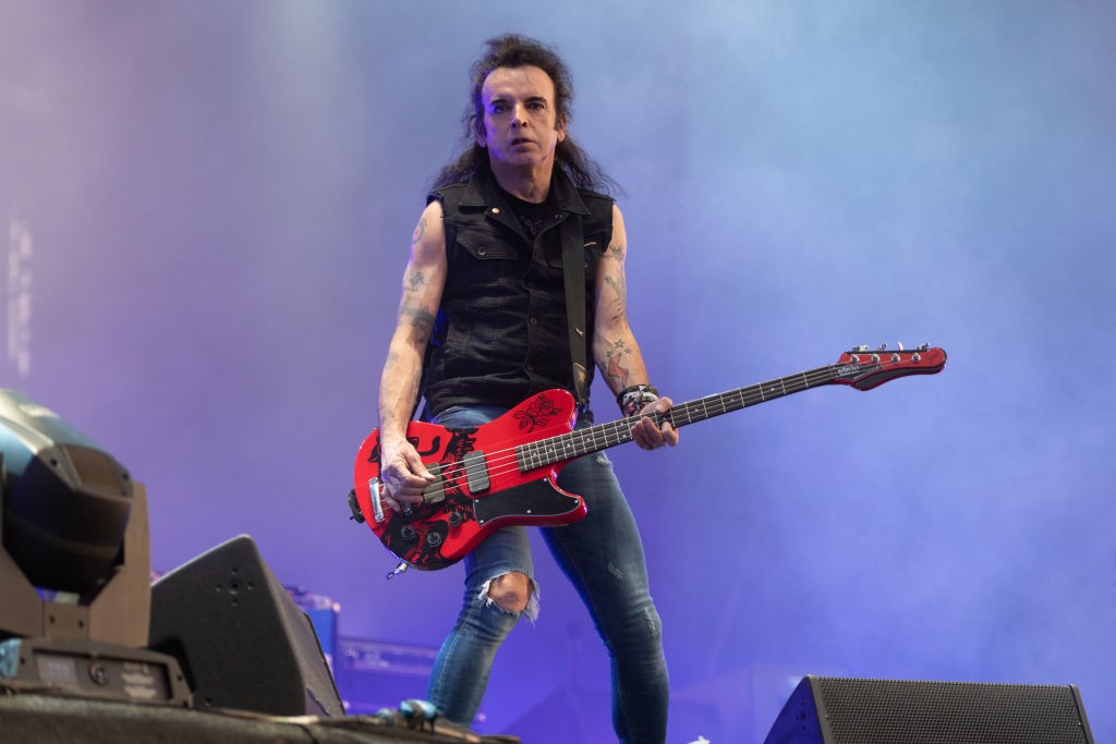 Simon Gallup lascia i Cure: il bassista dice addio alla band con un duro messaggio