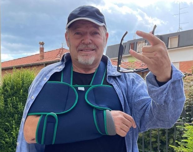 Vasco Rossi, incidente per il rocker: spalla lussata cadendo dalla bicicletta (foto)