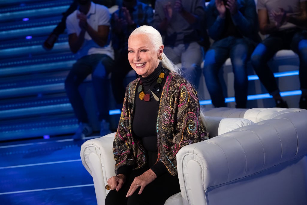 Loretta Goggi lascia i social per troppi insulti: “Commenti arroganti e cattivi”