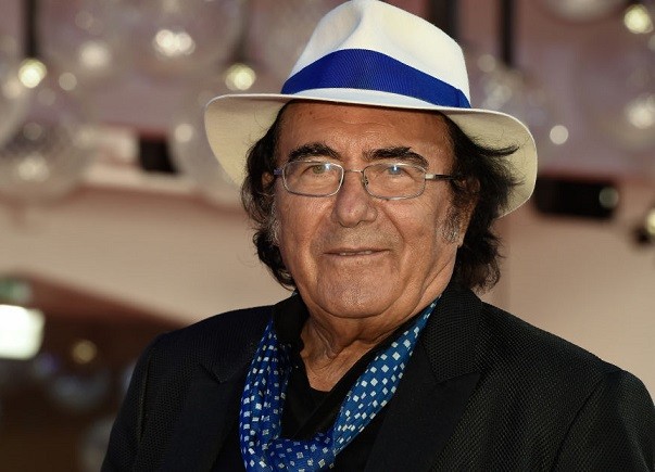 Al Bano fischiato (insieme a Vittorio Sgarbi) al concerto in onore di Franco Battiato: imbarazzo e le reazioni (video)