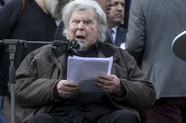 Mikis Theodorakis è morto, fu autore del Sirtaki: il ricordo di Iva Zanicchi (per la quale scrisse ‘Un fiume amaro’)