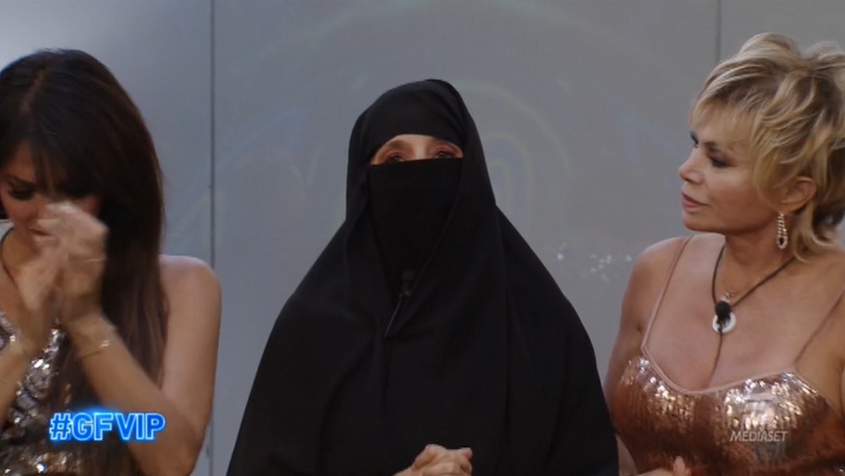 Jo Squillo indossa un niqab al GF Vip 6. Alfonso Signorini: “Brava! Però ora puoi anche togliertelo…”