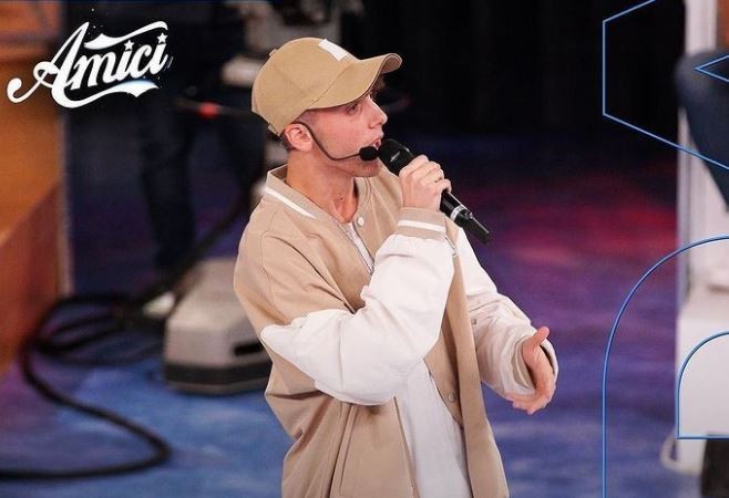 Amici 2021, LDA – Luca il figlio di Gigi d’Alessio- canta “Ciò che fa bene lo lasciamo andare” (testo e video)