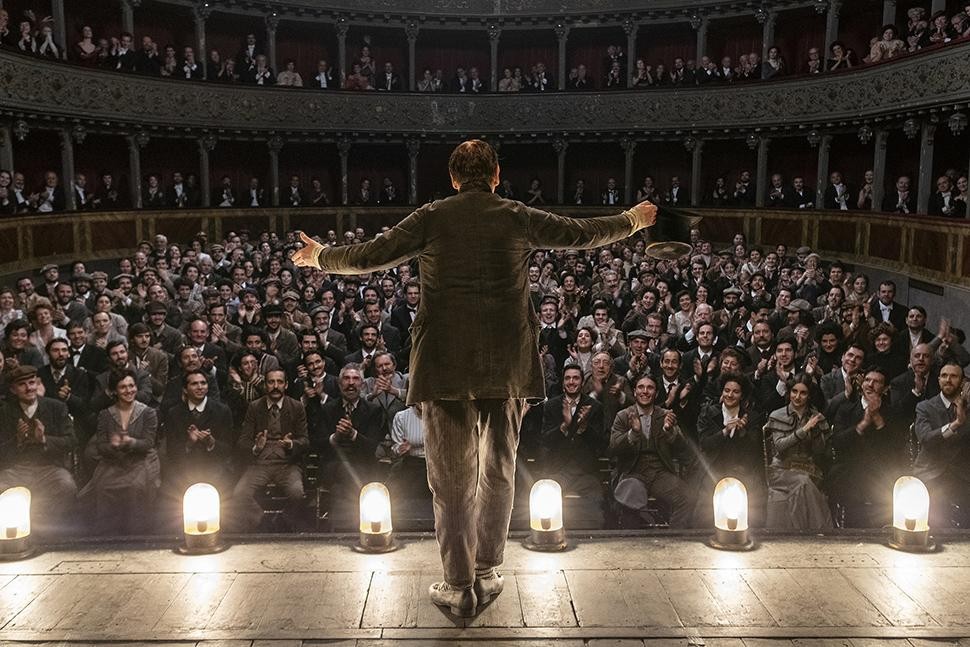 Qui rido io, recensione del film di Mario Martone