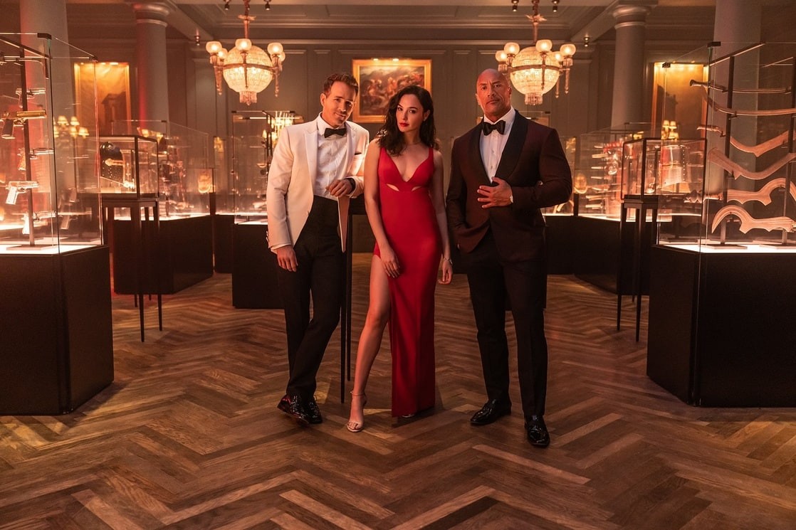 Red Notice: foto e poster del film Netflix con The Rock