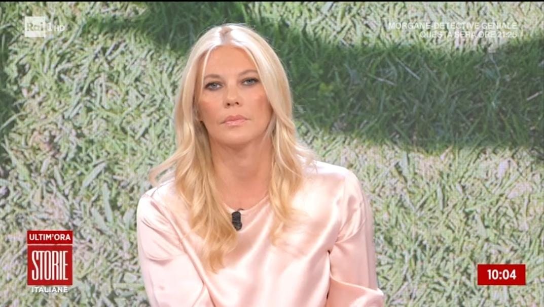 Storie Italiane fa servizio pubblico, Eleonora Daniele ‘pasionaria’ ed elegante tra cronaca, attualità e spettacolo