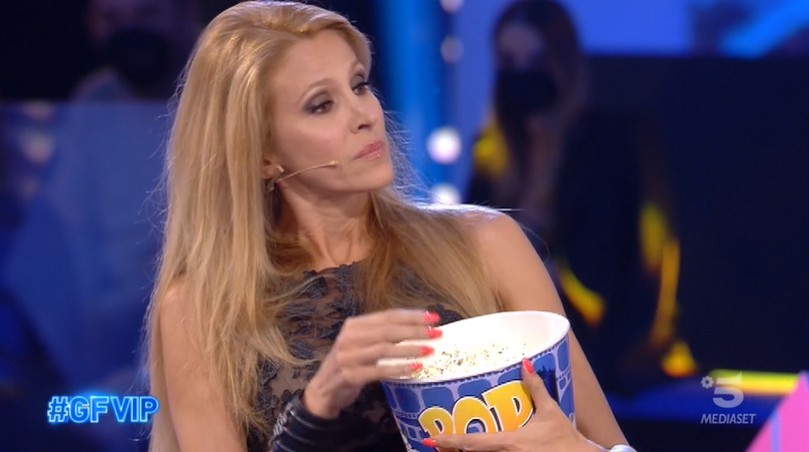 Grande Fratello Vip 6, la lite tra Sonia Bruganelli e Adriana Volpe? Un’opera incompiuta in tre atti