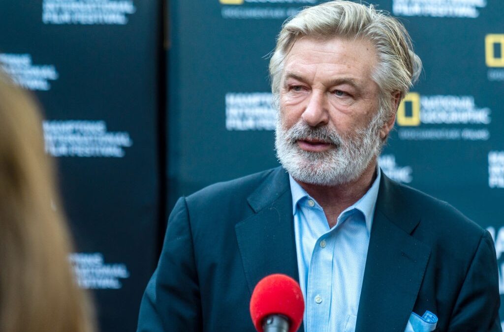 Alec Baldwin uccide accidentalmente una donna sul set del western “Rust” (aggiornato)